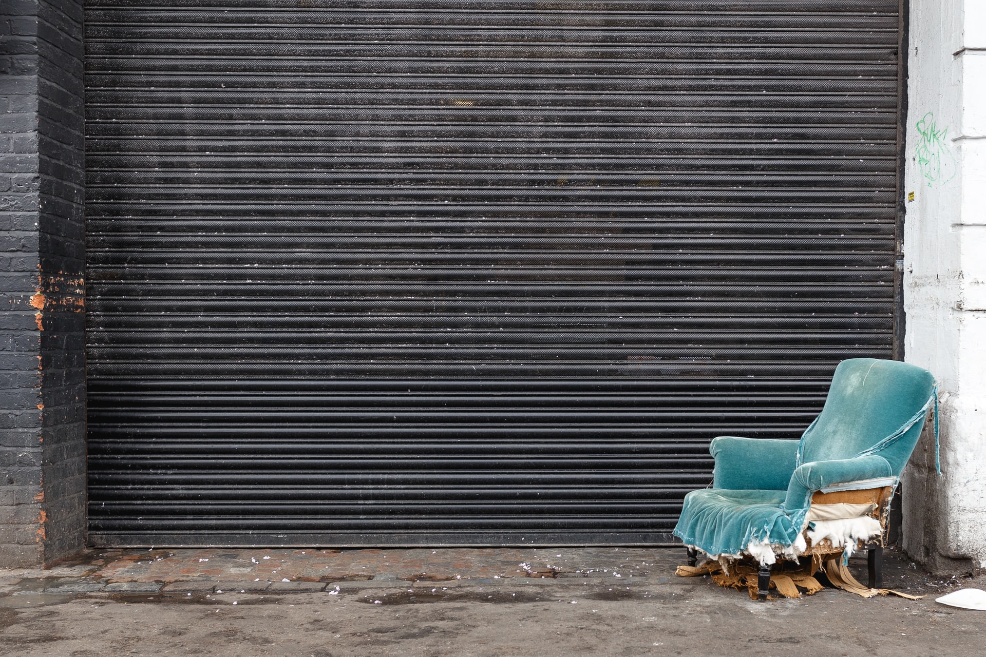 4 SIGNS THAT IT’S TIME FOR A NEW GARAGE DOOR