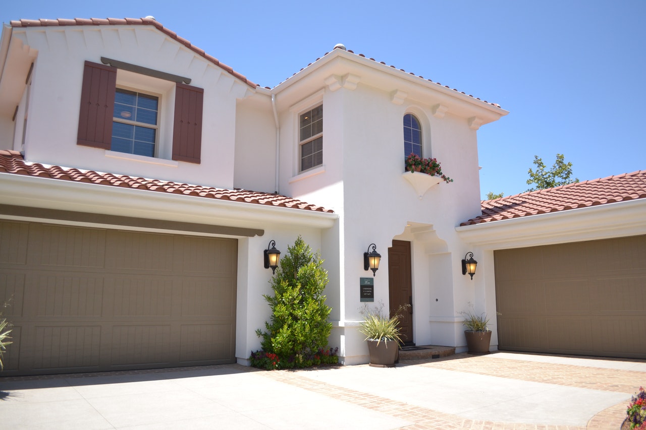 5 Benefits of Hiring a Professional Garage Door Company image pexels-luis-yanez-206172 5 Benefits of Hiring a Professional Garage Door Company