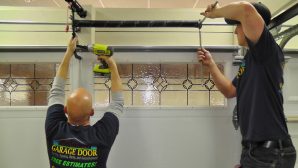 L'importance d'embaucher un professionnel pour la réparation de votre porte de garage image Professionnels en réparation de portes de garage - Door Doctor