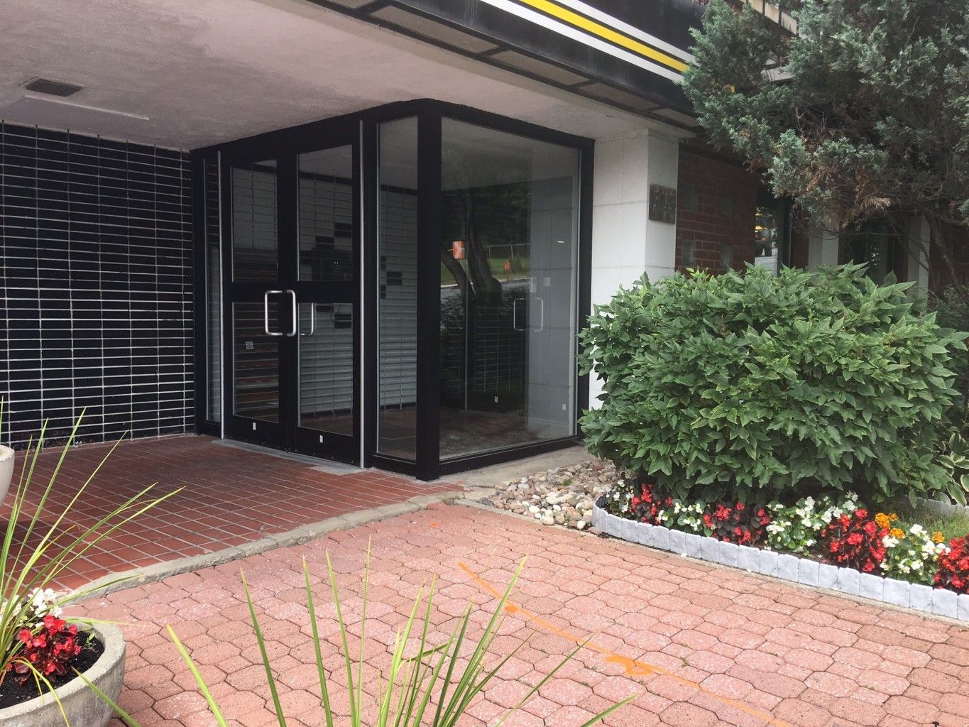 Types of Entry Doors image porte-d-entree-commerciale-noire Types of Entry Doors